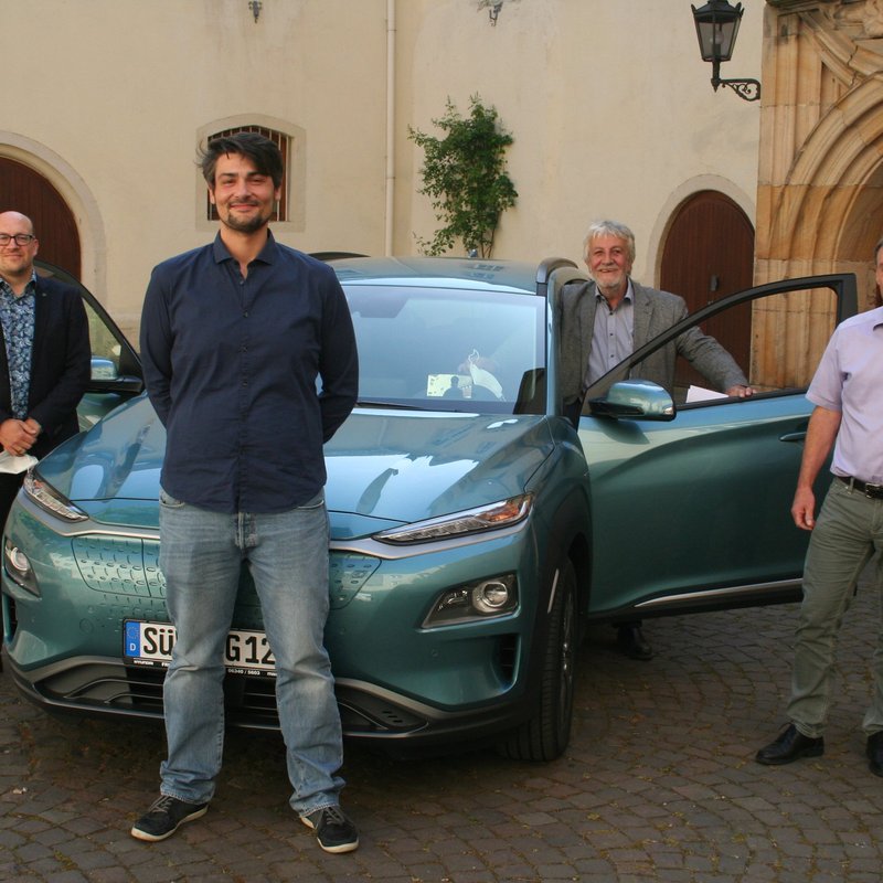 Bürgermeister Hermann Bohrer und Erster Beigeordneter Martin Engelhard, Büroleitender Beamter Thomas Cornet und Klimaschutzmanager Alexander Kuhn begutachten den Hyundai Kona Elektro