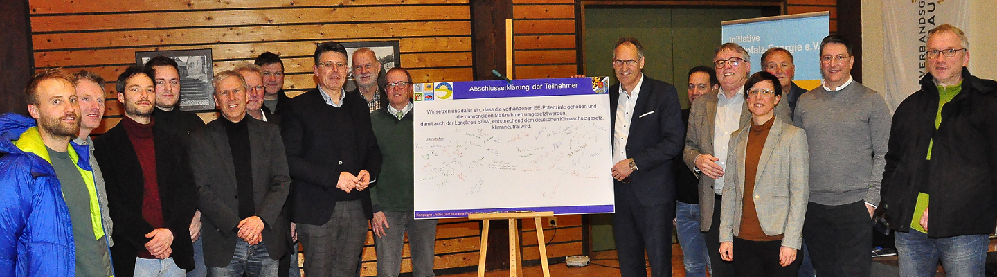 Foto: Die Landkreis-Politik und Klimaschutz-Akteure der Region posieren um ihre gemeinsame Erklärung, das deutsche Klimaschutzgesetz vor Ort umzusetzen.