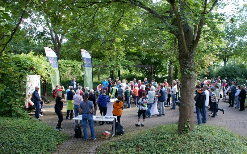 Landrat Seefeldt hält eine Ansprache vor den versammelten Radlerinnen und Radlern im Außenbereich des Kreishauses