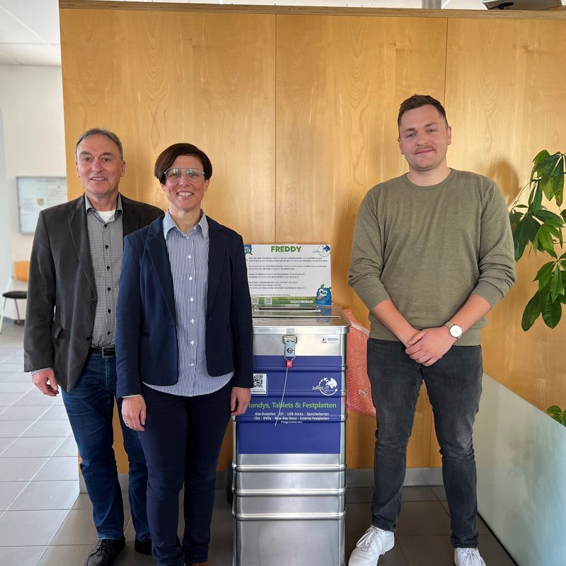 Bürgermeisterin Kathrin Flory, erster Beigeordneter Martin Engelhard und Klimaschutzmanager Henri Lotze mit der neuen Sammelbox im Bürgerbüro