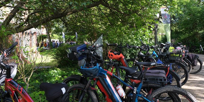 Geparkte Fahrräder im Grün der Kreisverwaltung