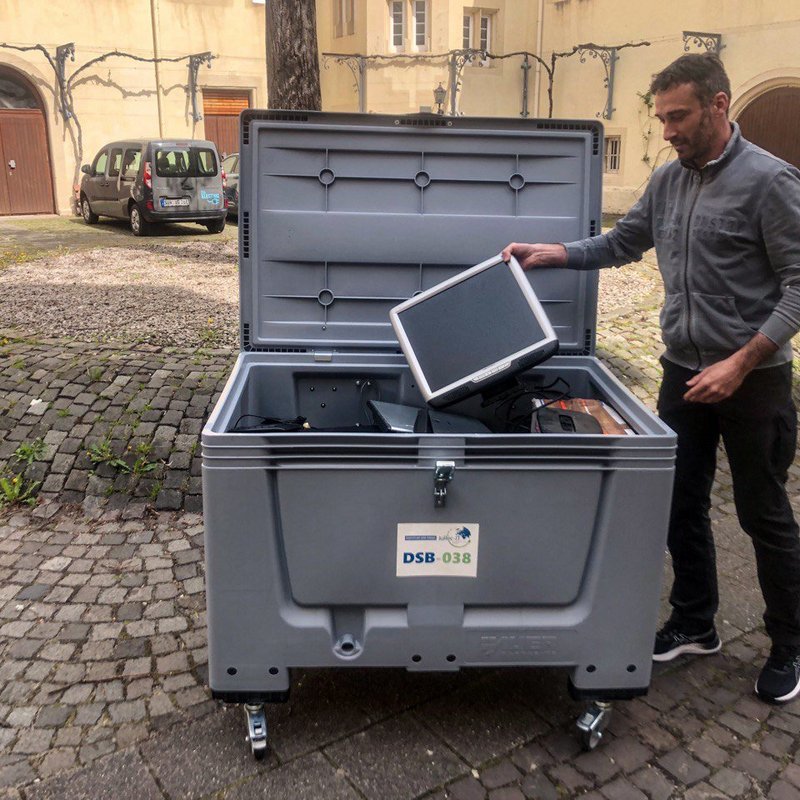 Hausmeister Michael Bantz mit der Sammelbox für die Geräte der Verwaltung und Schulen