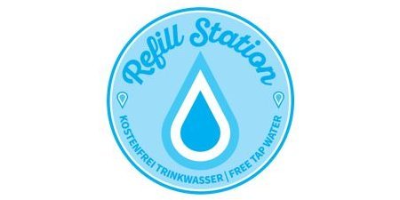 blauer Erkennungssticker einer Refill-Station mit einem Wassertropfen in der Mitte