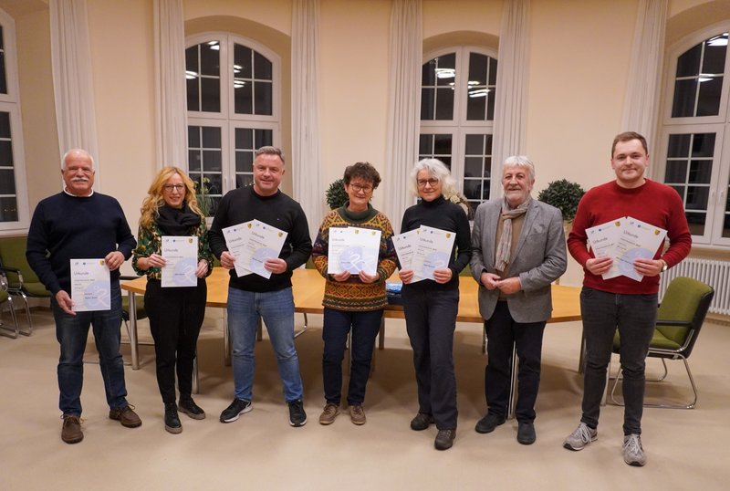 Bürgermeister Hermann Bohrer und Klimaschutzmanager Henri Lotze gratulieren den Sieger*innen des Stadtradelns 2022