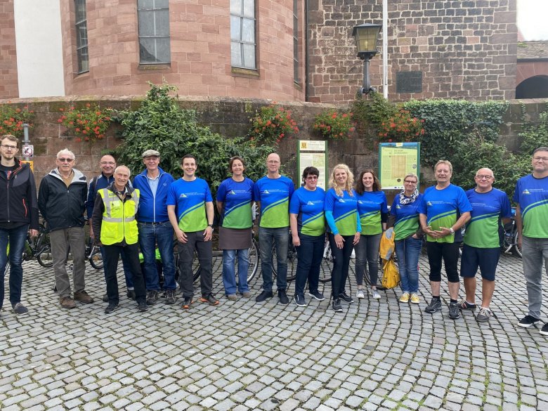 Bild: Das Team der Verbandsgemeindeverwaltung Annweiler in blaugrünen Trikots und Teilnehmer weiterer Teams